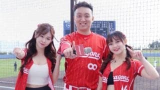 美腹筋チラり「かわええ」　寒空でも定番衣装…日本に舞い降りた美女「もっと映して」