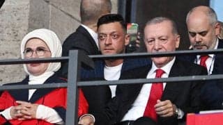 エジル氏が旧知のエルドアン大統領の後ろ盾でトルコの政界に進出