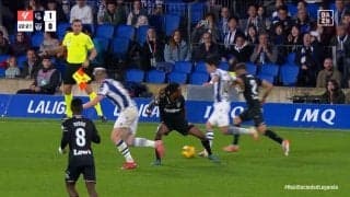 強すぎだろ！久保建英、バルサユース時代の同僚と激闘バトル！守備をおさえ込みドリブルでぶっちぎる“強靭突破”の瞬間