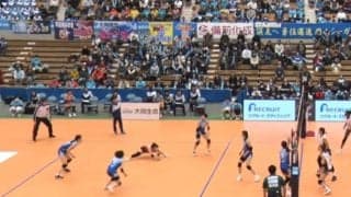 女子バレー、衝撃の開脚レシーブにファン騒然 リベロが見せた粘りのプレーに脚光