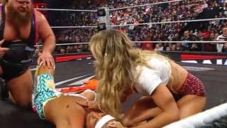 「美人やなあ」「かわいすぎない？」米マットで“失神”負けの日本人レスラーを見守る美女レスラーの「不安顔」に反響