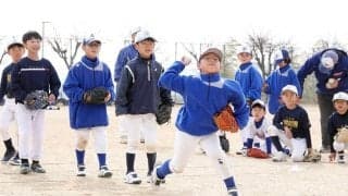 初心者はキャッチボールから始めない？　名門実践、野球を挫折させない“壁当てドリル”