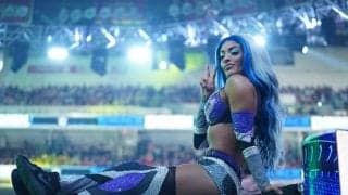 “コスプレ女王”人気レスラーが披露したセクシーな「レトロ衣装」に反響…世代にブッ刺さるガラケーやビデオにファンも「懐かしい」