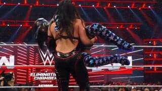 背中“ばっくり”のデカ女レスラー、衝撃技に放送席ドン引き 「なんてパワーだ…」