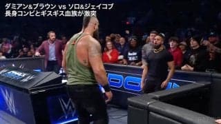 「逃げて！」美人リングアナに災難…巨漢レスラーのダイブにあわや“巻き添え”とばっちりの一部始終「間一髪だったな」