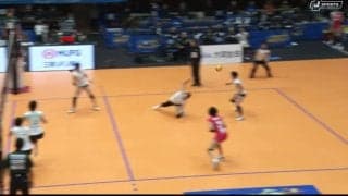 女子バレー、レシーバーが緊急回避の“破壊力抜群”スパイク 咄嗟のリアクションが物語る威力の凄さ