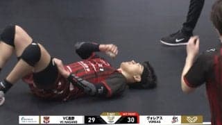 男子バレー、激ムズのトスを“後傾スパイク”で…人間離れした身体能力でアリーナ騒然