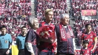 「優磨めちゃめちゃツンデレ」鹿島・鈴木優磨、“噂”の祖母が花束贈呈で気合注入！頭をはたかれはにかむ仲良しショットに「絶対いい人だよな」「玄関で10分説教してたように見えない」