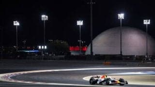 F1プレシーズン合同テスト最終日にマイクロバスがランオフエリアに進入　あわや大事故の事態に