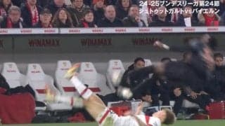 放送事故レベル！ バイエルン陣営ブチギレ… 恐怖の超危険“ロケットタックル”→選手が吹っ飛ぶ瞬間「エグすぎ」 18歳超新星、回避不可能な“荒技”炸裂