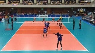 女子バレー、魔球サーブにアリーナどよめき 鋭く曲がって落ちた驚きの軌道
