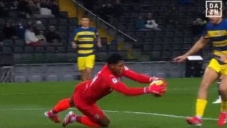 喝采！ 鈴木彩艶の“２段階ビッグセーブ”を現地メディア絶賛「パルマを救った」「最高だ」月間MVPが３mの至近距離弾を超反応で防いだ瞬間