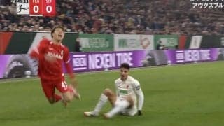 ふざけるなよ！堂安律にスパイクの裏を見せた“超危険タックル”直撃「やりすぎ」 スタジアム戦慄… ファンが激昂した問題シーン「大丈夫か」