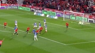 見てられない… 浅野拓磨に「ドン引き」 相手GKに起きた“異変”「無慈悲すぎる」 “豪快ボレー”に呆然→座り込んで絶望した瞬間