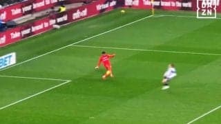 正確無比！ 鈴木彩艶の“極上バックスピンパス”が話題「お見事」「レベルアップしてる」「相手だと絶対に嫌なGK」味方の足下にピタリと届けた瞬間