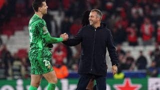 前半退場者も敵地で先勝のバルセロナ、指揮官フリックは「とても誇りに思う」チームの献身称える