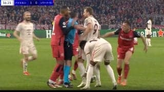 乱闘勃発！ 怪物FW、ガチギレ… 強烈タックルに“報復キック”炸裂… 両軍入り乱れる衝撃シーン「怖っ！」「そりゃキレる」