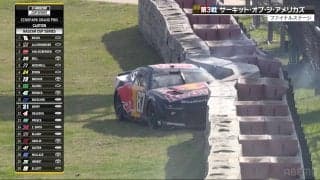 チームメイト同士がまさかのクラッシュ！ 白煙から現れたのは…衝撃スピンからコース外に激しく激突 ファンも騒然「だいぶ派手に」「誰かー！」