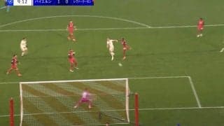 スタジアム騒然！ 怪物FW、強烈ヘッドから“スーパーゴール”炸裂の瞬間「きたああああ！」 忍者ムーブ→死角から一瞬で仕留めた“圧巻プレー”「飛んできた」「何者だw」