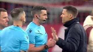 “お騒がせ審判”にブチギレ！ 乱闘、謎のカード…物議を醸す判定が続出「そりゃキレる」 試合後にシャビ・アロンソ監督が詰め寄った瞬間「ワケわかんないもんな」