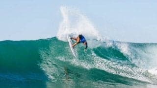 プロサーファー松岡亜音とプロボディボーダー我孫子咲良が 日本のトップサーファーをサポートするwhitebuffaloに新加入！