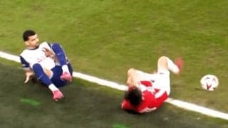 「足を上げてるぞ！」日本代表SB、顔面強打の被害…「顔を蹴られた？」「痛そう…」毎熊晟矢がトッテナムFWの危険プレーで悶絶した瞬間