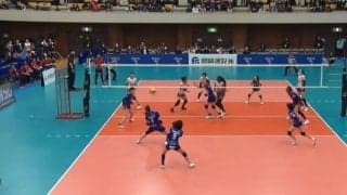 これは拾えない…女子バレーで無慈悲すぎる弾丸スパイク “垂直落下”する一撃にレシーバーは一歩も動けず呆然