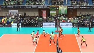 女子バレー、思わず“足”が出ちゃった 勝利への執念でつい…衝撃の“足技”