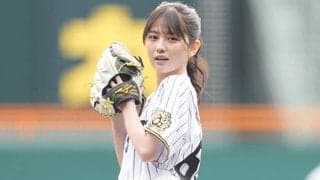 ふわり白ミニスカ→足上げ豪快投球でニコり「すごく緊張…」　甲子園に現れた“44万人美女”