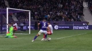 何やってんだよ！「今年一の珍プレー」南野拓実の同僚GK、ありえないミスで痛恨の同点ゴールを献上「キーパーどこいってん」超高速膝スライディングでピッチ外にフェードアウトした瞬間