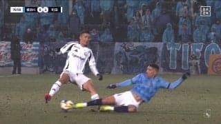 「は？これでイエロー？」スライディングをめぐる判定にファン怒り「ボールにいってるし」「むしろ踏まれてる」ピッチでは選手同士の激しいどつきあい勃発