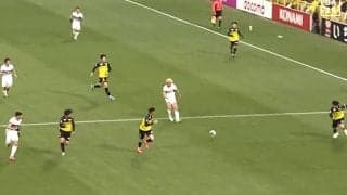 「うっま！」鈴木優磨の“芸術的スルーパス”に絶賛の嵐！「マジで何でもできるな」「完璧だ」「鹿島の2トップがレベチ」鮮やかな先制点演出の瞬間