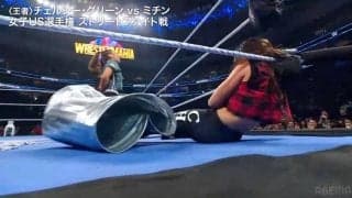 「これは痛い」女子レスラー、“お尻爆弾”で悶絶…腰振り挑発→ドラム缶ごとタックルの衝撃技に会場騒然「下品だ」