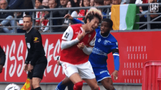 「うわぁー！」日本代表SB、“危険ハイキック”被害で絶叫悶絶…スタジアムは大ブーイング→関根大輝をファン心配「大丈夫？」