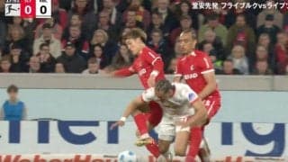 スタジアム騒然！ 堂安律、強烈すぎる“ハードタックル”炸裂の瞬間 “スペインの至宝”を挟み込んで潰す… 悶絶転倒させた決定的な一撃
