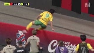 ｢魔の3月第2週！｣あわや大惨事、ゴールを決めた選手が約3m下の奈落に落下...“札幌ドーム転落騒動”の顛末「無事で良かった」「3人目やぞ」選手への心配と安全面の対策にコメント殺到