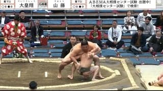 「首が曲がった」館内騒然のハプニング 人気“細マッチョ”力士がひやり…160キロ巨漢が圧し掛かり