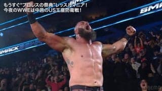 やりすぎ！ 2メートル超え“巨獣”レスラーが「大暴れ」衝撃の高さから相手を投げ捨て→テーブルが真っ二つに…ファン騒然