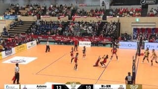 女子バレー、選手の動きが驚異のシンクロ！？ 懸命なプレーが生んだ珍しい一コマ