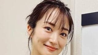 元日本代表・槙野智章の女優妻、｢肩がチラッ｣ワンピで蛇ジュエリー、若見えボブが好評で｢イメージ変わった！｣｢天から女神が降りてきた｣