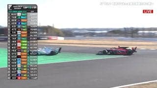 禁じ手“ショートカット”！？ 超絶フェイントからシケイン進入→止まりきれずコース外走行…「これは順位戻さないとダメ」「逆にプッシュ？」ファン困惑