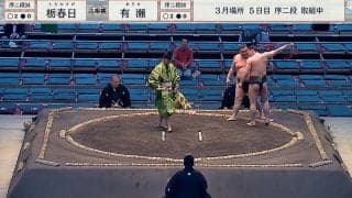 「力士がお姫様みたいに」取組中にほっこりハプニング発生 “髷とさがり”の意外なコラボに反響続々