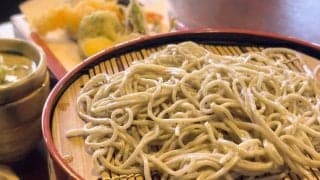MLB開幕戦で来日した米記者が“日本文化”に興奮！ 皇居まで蕎麦を食す姿が話題に「つゆに浸すのが通だよ」