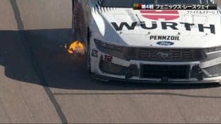 メラメラと炎が…レース佳境にマシンから白煙と炎！まさかのアクシデントにレーサーは失意の表情 ファンからは驚きとリタリアを惜しむ声続々