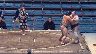 「これはダメなやつ」予期せぬ一撃で敗れた力士がフラフラ 土俵際のアクシデントに「足が出たこと気づかなかった」フォローの声も