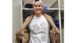 大谷翔平、マエケン画伯シャツ着用「サインください」　笑劇の“デコピン始球式”