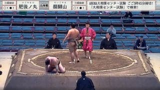 「どうした？」力士が座り込む“異変”に館内ざわめき 張り手合戦を制するも立ち上がれず…しばし四つん這い