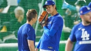 大谷翔平、山本由伸と並んでキャッチボール　東京D歓声…ファンにボールをあげる“神対応”も