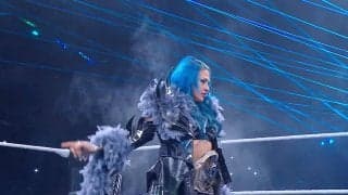 世界的人気の日本人美女レスラー、映えまくりのバチバチ“睨み合い”にファン大興奮…“王者vs王者”の親友対決が反響「この日を待ってた」