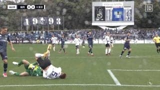 「長友それはあぶねーぞ」「カード出せよ！」日本代表DF長友佑都、GKの顔面に太もも直撃の危険な接触→一回転大転倒でファン騒然「後ろから押されてる！」「これはよけきれない」